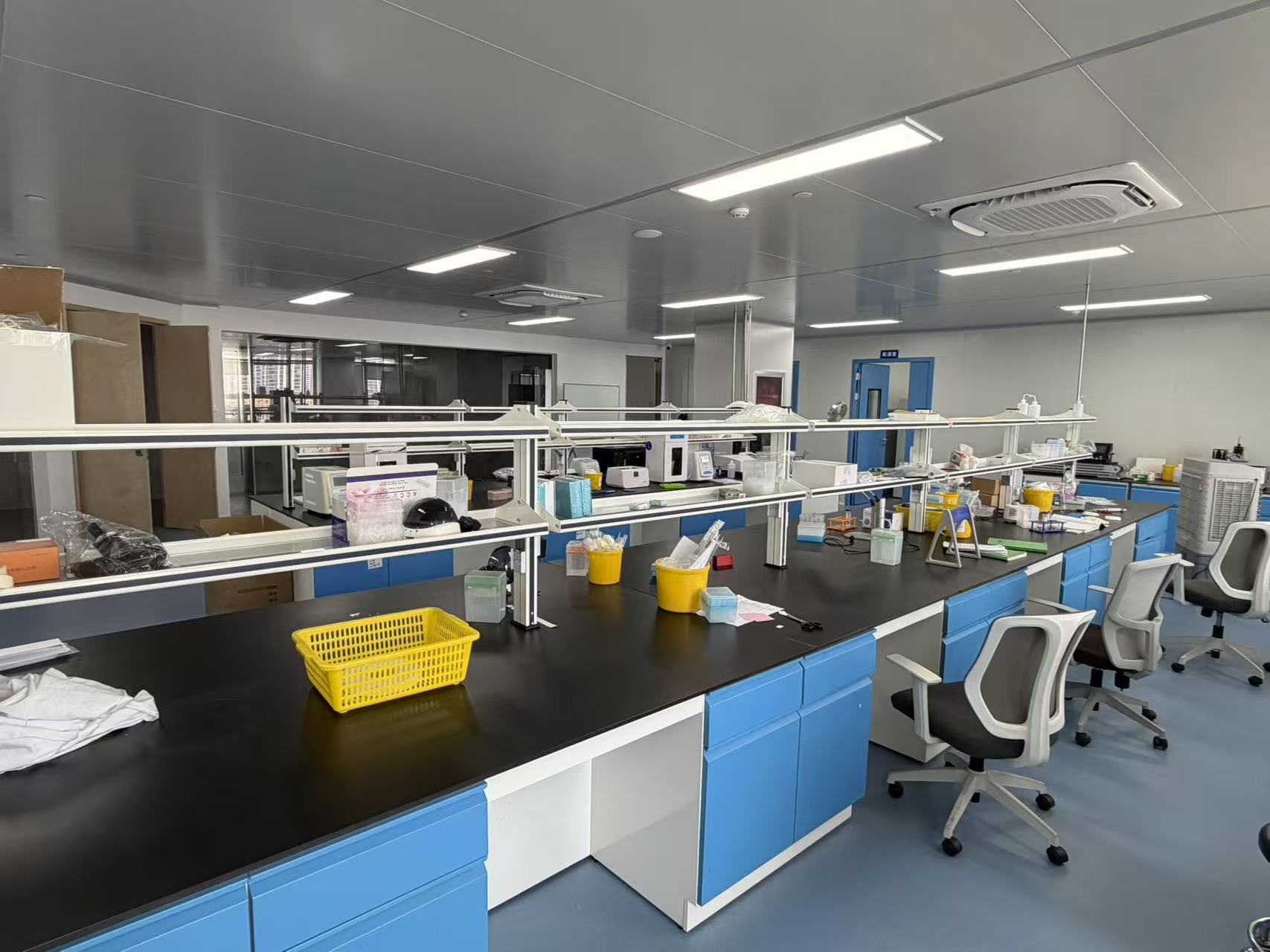 Laboratory work area and analytical benches